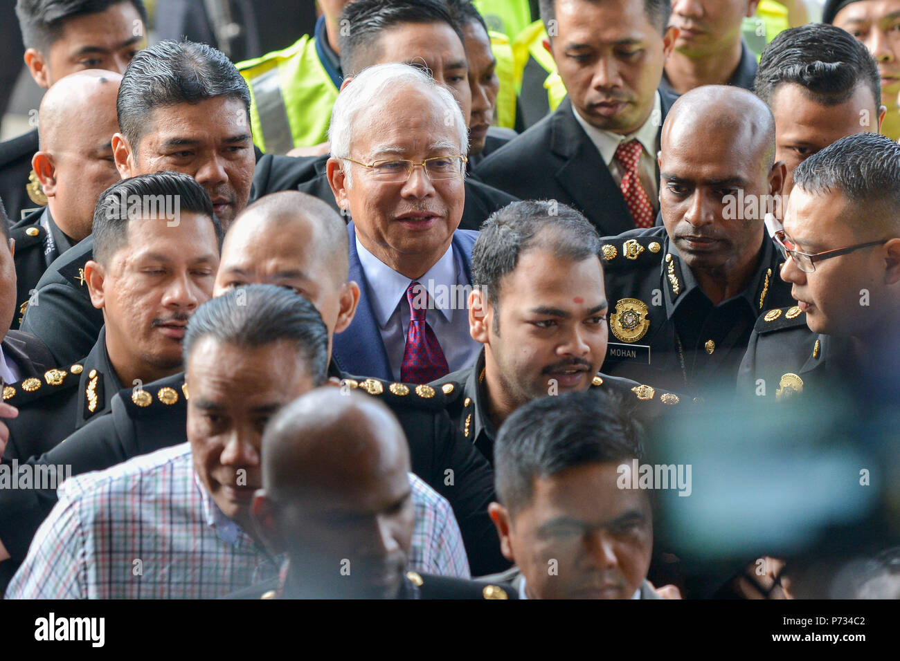 Kuala Lumpur, Malesia. 4 Luglio, 2018. Ex malese il Primo Ministro Najib Razak (C) arriva in un tribunale a Kuala Lumpur, Malesia, dal 4 luglio 2018. La Malaysia ha procuratori addebitato l ex Primo Ministro Najib Razak Mercoledì penale con violazione della fiducia su di appropriazione indebita di fondi. Credito: Chong Voon Chung/Xinhua/Alamy Live News Foto Stock
