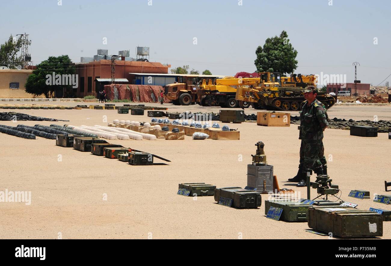 (180704) -- DARAA, 4 luglio 2018 (Xinhua) -- hanno confiscato le armi sono visto in provincia Daraa, sud della Siria, Luglio 3, 2018. I ribelli in alcune città in Daraa hanno iniziato a consegnare le loro armi all'esercito siriano. (Xinhua/Ammar Safarjalani) (gj) Foto Stock