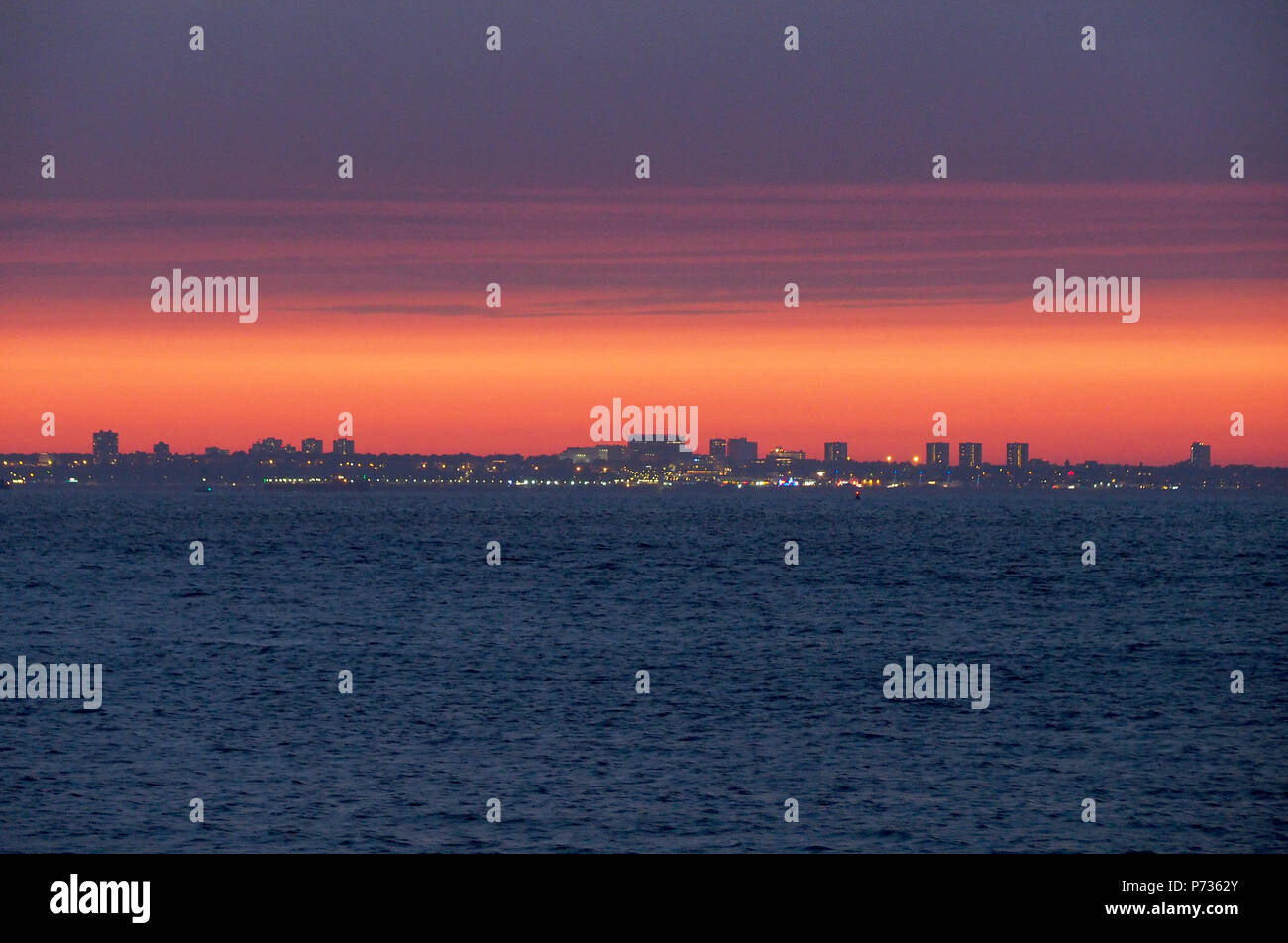 Sheerness, Regno Unito. 3 Luglio, 2018. Regno Unito: Meteo splendidamente bande colorate nel post Cielo di tramonto dietro Southend Essex, come visto da di Sheerness, Kent. Credito: James Bell/Alamy Live News Foto Stock