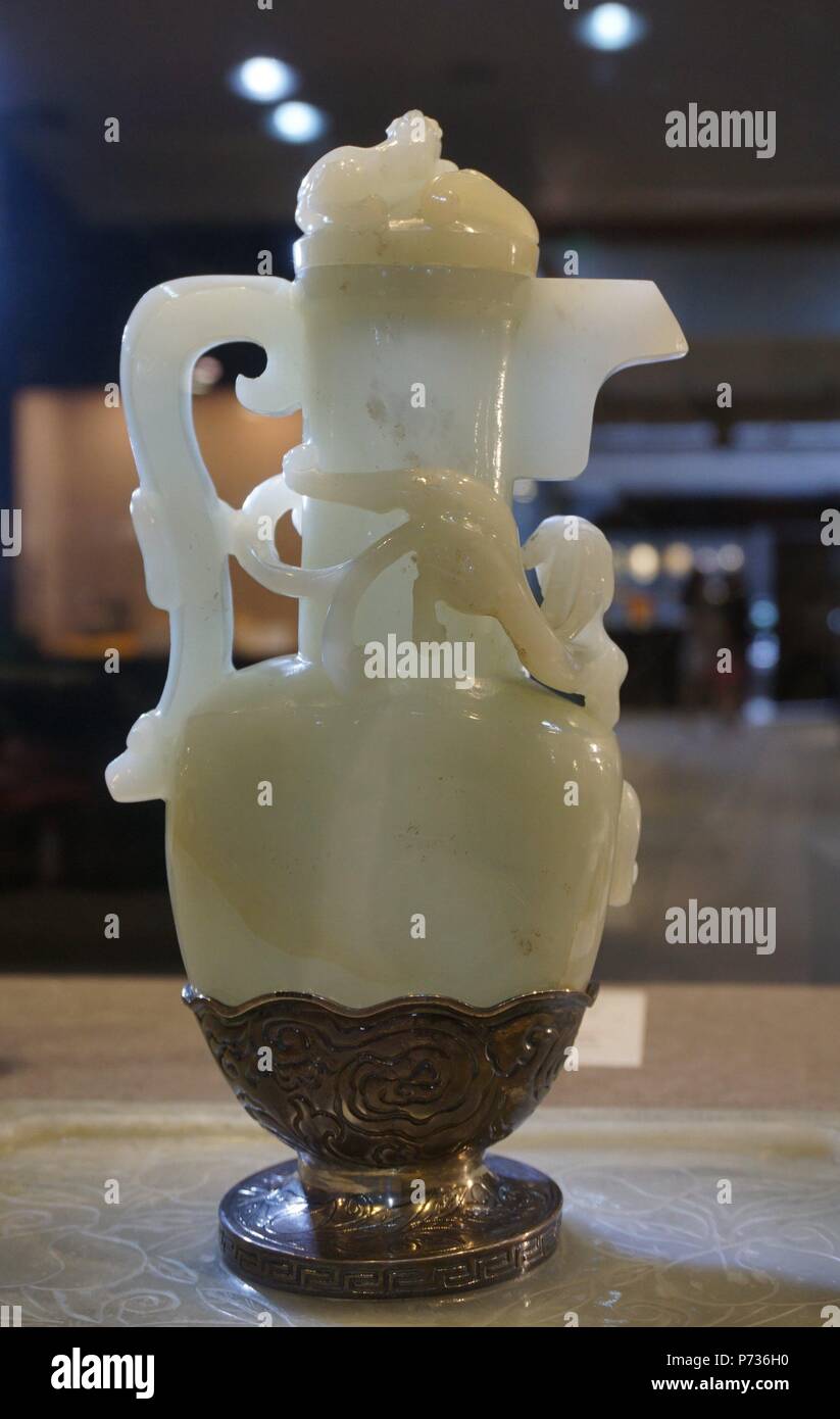 Hangzhou, Zhejiang, Cina, 4 luglio 2018. Qianlong giada bianca carving acqua di mare dragon cloud pattern bollitori ad un asta anteprima in Hangzhou.Credit:Costfoto/Alamy Live News Foto Stock