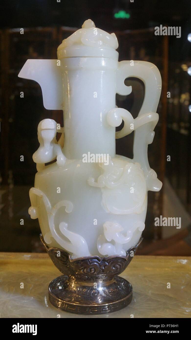 Hangzhou, Zhejiang, Cina, 4 luglio 2018. Qianlong giada bianca carving acqua di mare dragon cloud pattern bollitori ad un asta anteprima in Hangzhou.Credit:Costfoto/Alamy Live News Foto Stock