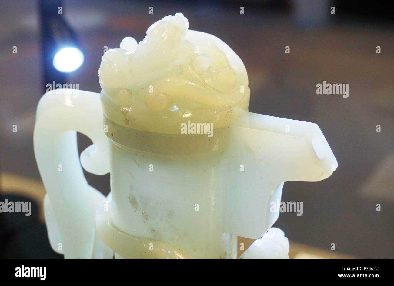 Hangzhou, Zhejiang, Cina, 4 luglio 2018. Qianlong giada bianca carving acqua di mare dragon cloud pattern bollitori ad un asta anteprima in Hangzhou.Credit:Costfoto/Alamy Live News Foto Stock