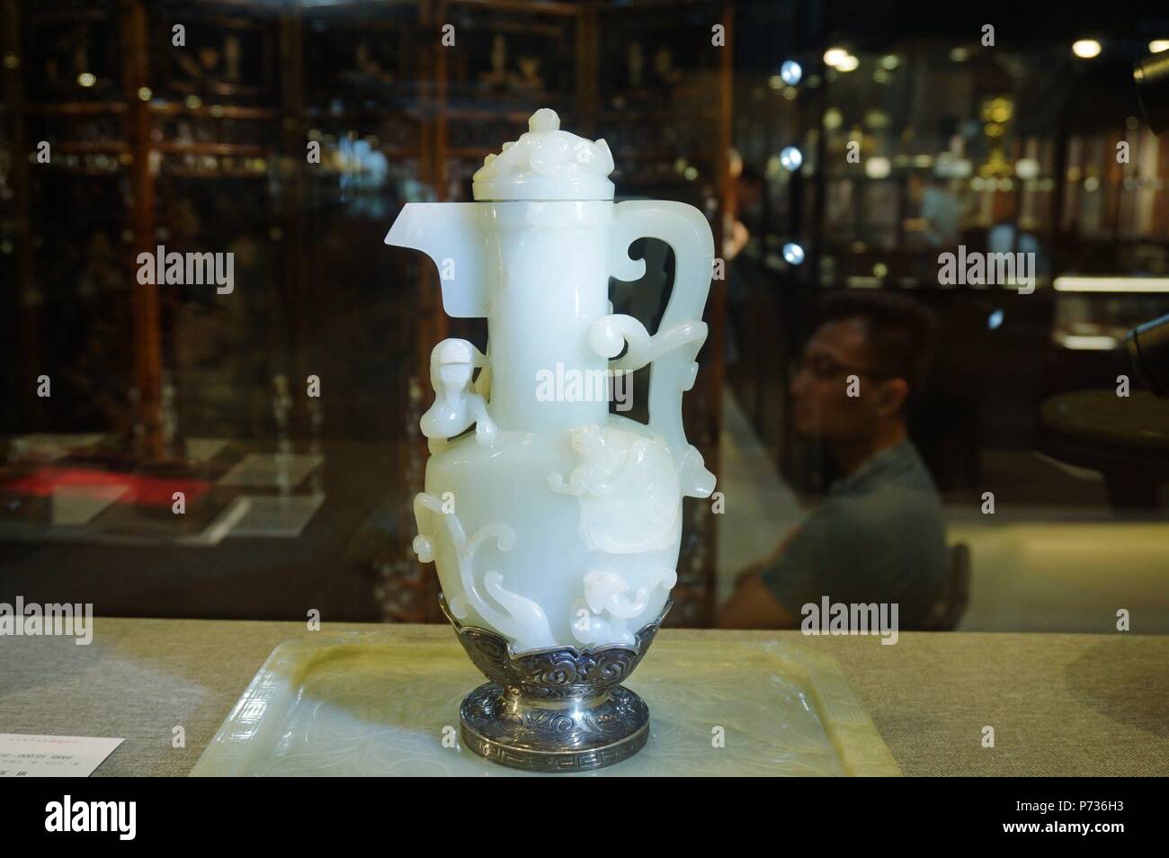 Hangzhou, Zhejiang, Cina, 4 luglio 2018. Qianlong giada bianca carving acqua di mare dragon cloud pattern bollitori ad un asta anteprima in Hangzhou.Credit:Costfoto/Alamy Live News Foto Stock