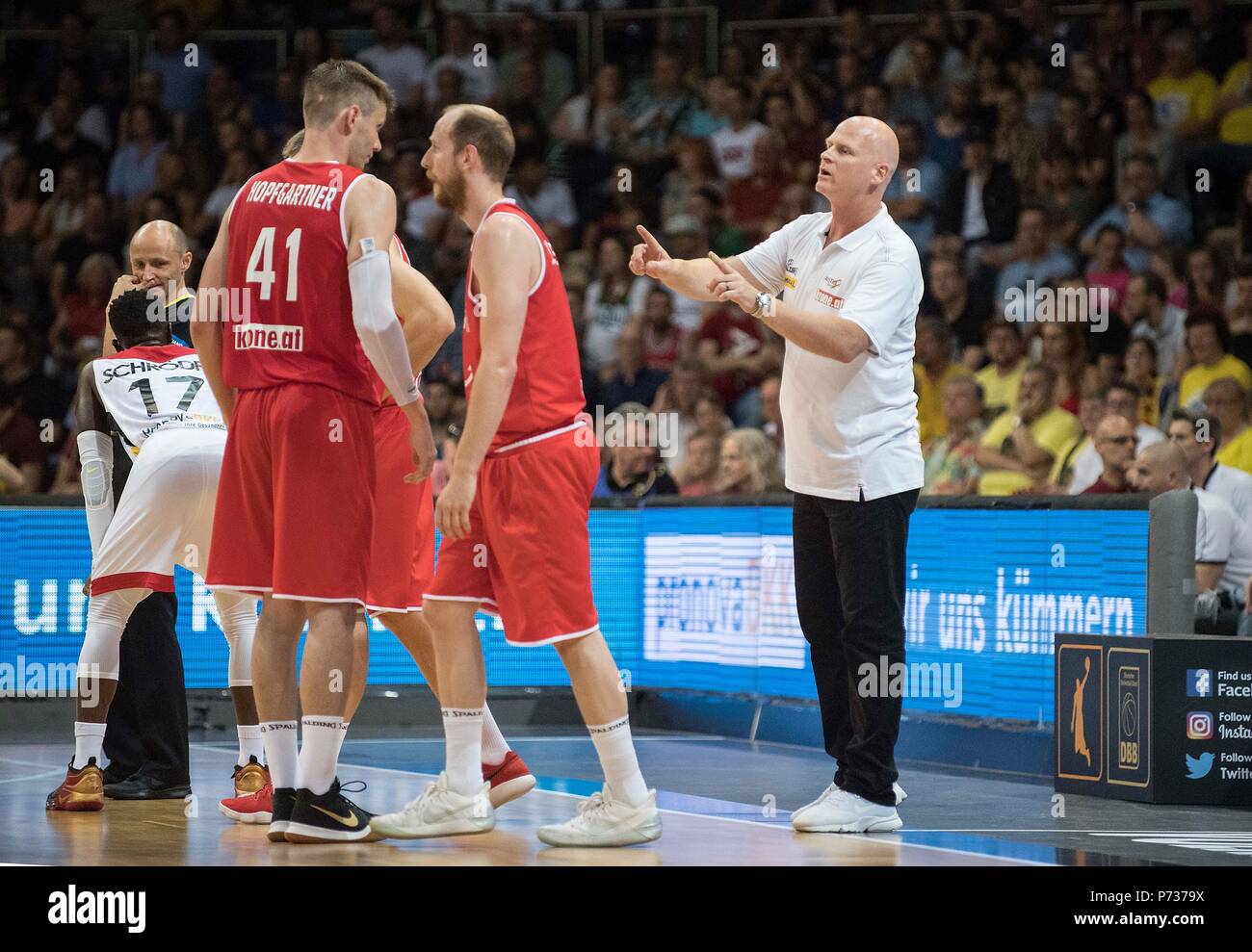 Coach Michael bara r. (AUT) dà i suoi giocatori istruzioni, Basket WC qualifica, Germania (GER) - Austria (AUT), il 29.06.2018 a Braunschweig / Germania. | Utilizzo di tutto il mondo Foto Stock