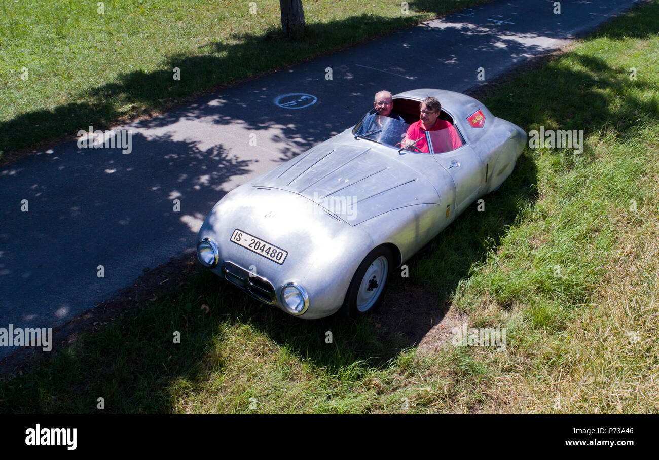 Bockenem, Germania. 03 Luglio, 2018. Horst-Dieter Goerg (r) e Peter Starke sedersi dentro la storica gara auto hanno ricostruito, in tutto il mondo un record di modello diesel del costruttore Hanomag dall'anno 1938. La vettura con il suo rivestimento in alluminio è una pietra miliare in tedesco storia tecnica, raggiungendo i 165 km/h nel 1939. Credito: Julian Stratenschulte/dpa/Alamy Live News Foto Stock