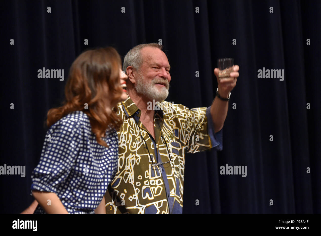 Karlovy Vary, Repubblica Ceca. 04 Luglio, 2018. Il regista Terry Gilliam (destra) e attrice Joana Ribeiro sono visti durante la presentazione del loro film "L'uomo che ha ucciso Don Chisciotte' nell'ambito del 53. Festival Internazionale del Film di Karlovy Vary (KVIFF), Repubblica Ceca, dal 4 luglio 2018. Credito: Slavomir Kubes/CTK foto/Alamy Live News Foto Stock