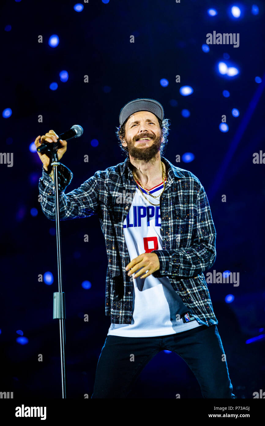 Milano, Italia, 3 luglio 2018 Lorenzo Jovanotti Cherubini esegue in scena al Mediolanum Forum, su uno dei due ultimi spettacoli del Lorenzo Live 2018 - Valeria Portinari Alamy Live News Foto Stock