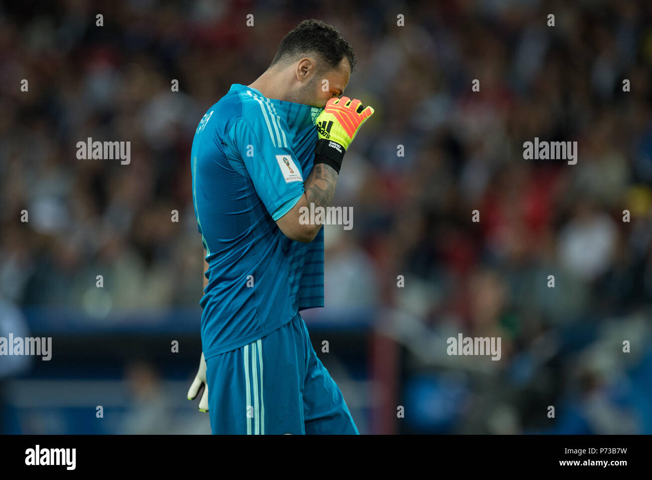 Mosca, Russland. 04 Luglio, 2018. Il portiere David OSPINA (COL) tiene il suo jersey a fronte della sua bocca, mezza figura, mezza figura, gesto gesto, deluso, flagellato, vertigini, deluso, triste, frustrato, frustrato tardo-busted, Colombia (COL) - Inghilterra (ITA) 3: 4 iE, Round di 16, Gioco 56, su 03.07.2018 a Mosca; Coppa del Mondo di Calcio 2018 in Russia dal 14.06. - 15.07.2018. | Utilizzo di credito in tutto il mondo: dpa/Alamy Live News Foto Stock