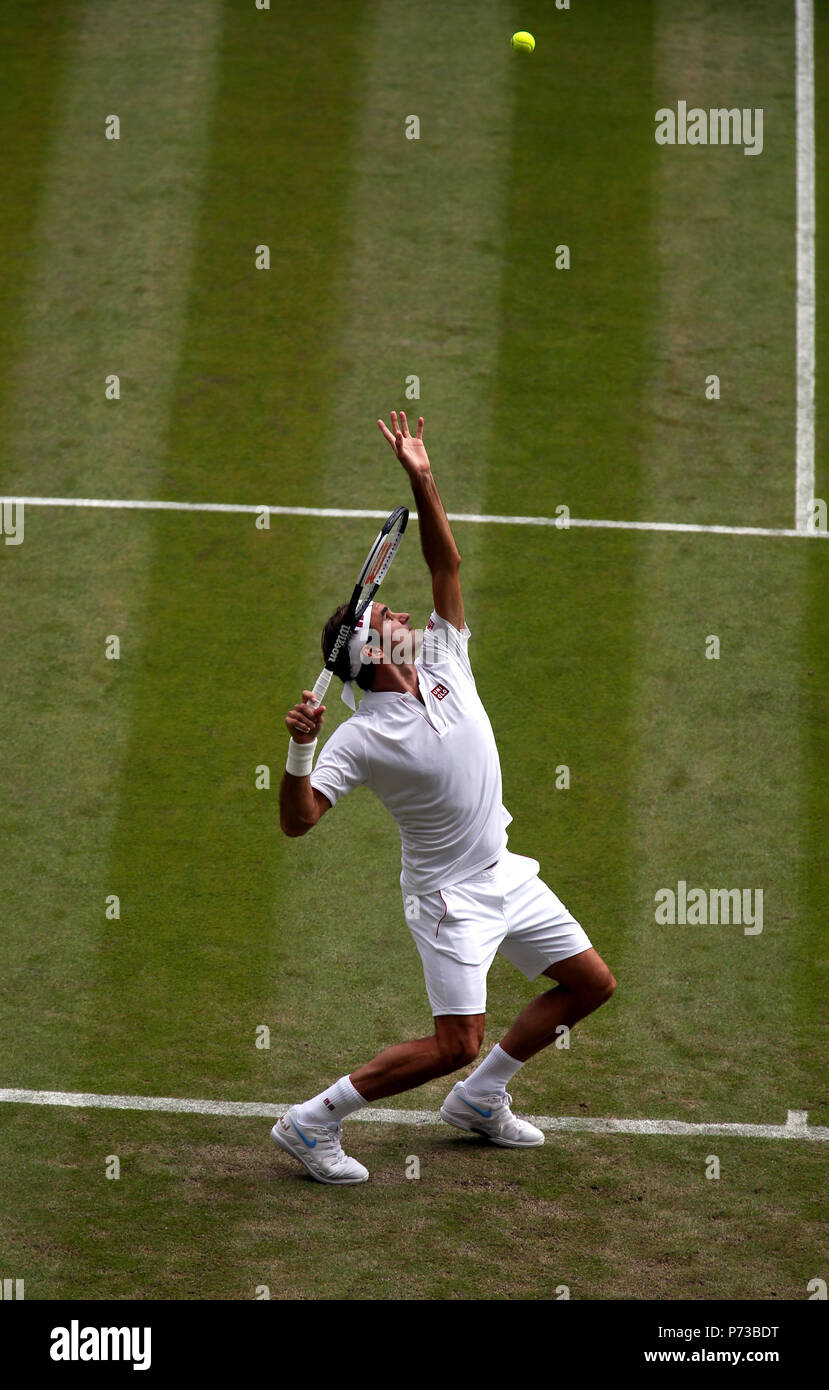 Londra, Inghilterra - Luglio 4th, 2018. Wimbledon Tennis: Roger Federer in azione oggi contro LUKAS LACKO della Slovacchia durante la loro seconda partita di oggi a Wimbledon Credito: Adam Stoltman/Alamy Live News Foto Stock