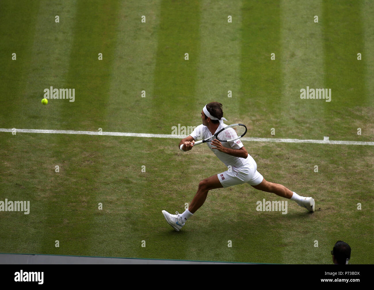 Londra, Inghilterra - Luglio 4th, 2018. Wimbledon Tennis: Roger Federer in azione oggi contro LUKAS LACKO della Slovacchia durante la loro seconda partita di oggi a Wimbledon Credito: Adam Stoltman/Alamy Live News Foto Stock