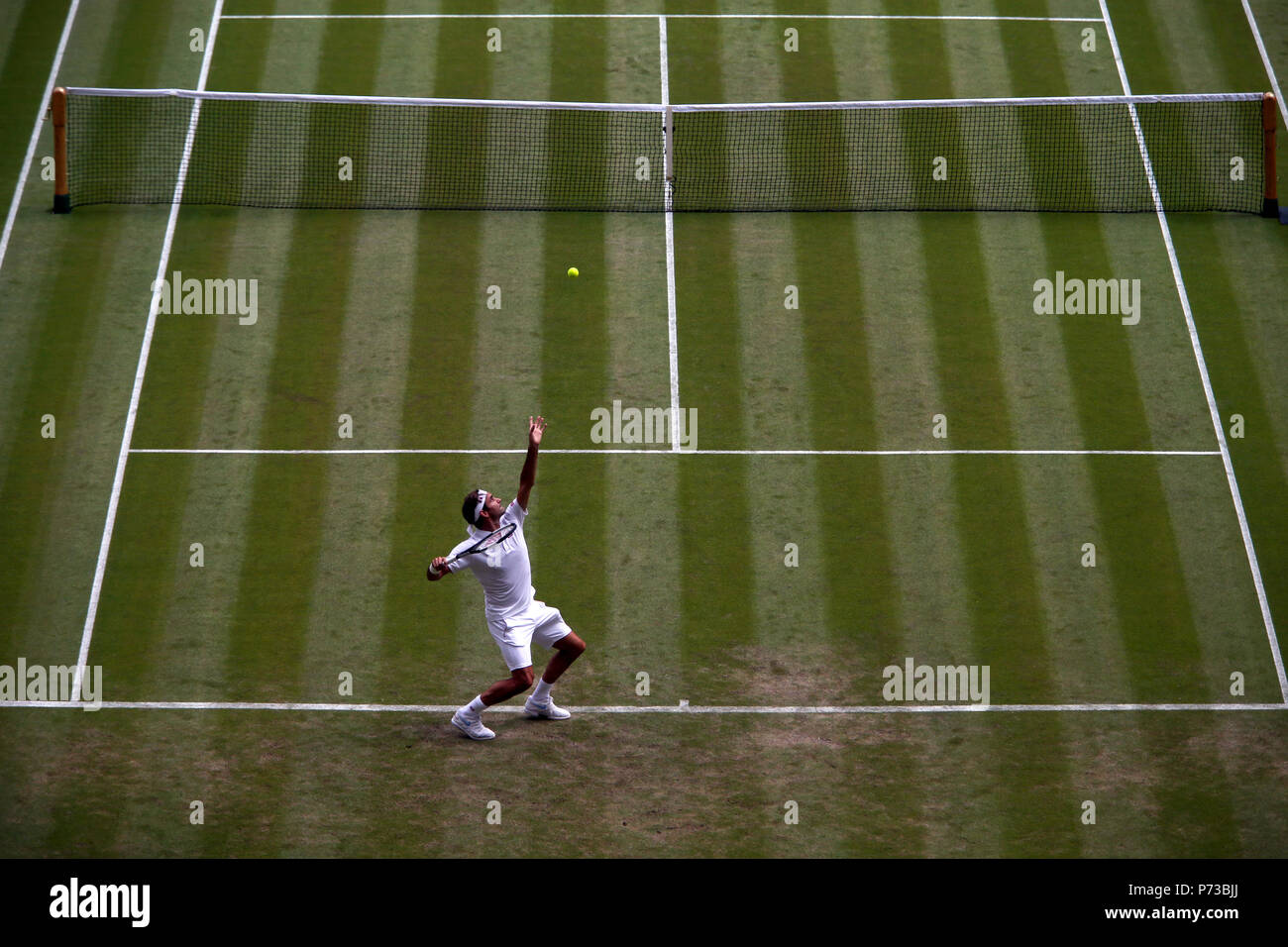 Londra, Inghilterra - Luglio 4th, 2018. Wimbledon Tennis: Roger Federer serve a Lukas Lacko della Slovacchia durante la loro seconda partita di oggi a Wimbledon Credito: Adam Stoltman/Alamy Live News Foto Stock