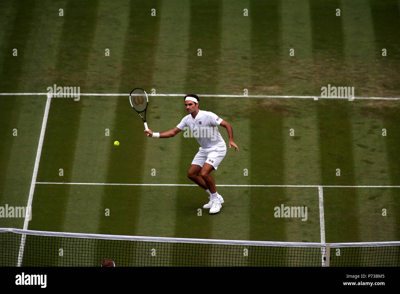 Londra, Inghilterra - Luglio 4th, 2018. Wimbledon Tennis: Roger Federer in azione oggi contro LUKAS LACKO della Slovacchia durante la loro seconda partita di oggi a Wimbledon Credito: Adam Stoltman/Alamy Live News Foto Stock