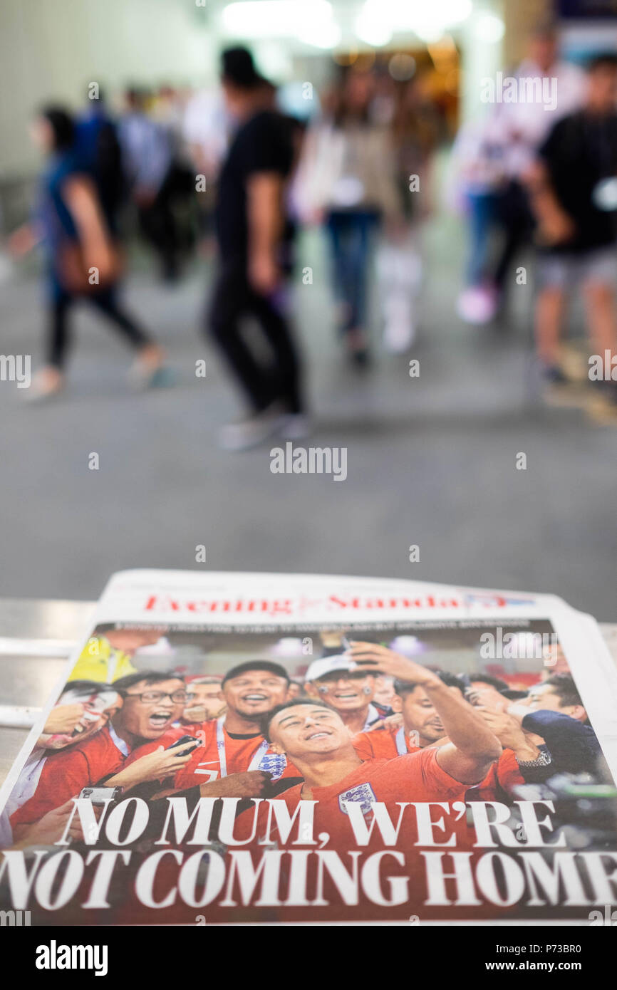 Londra, Inghilterra. 4 luglio 2018. I titoli dei giornali circa l'Inghilterra del team di successo in Coppa del Mondo sono dappertutto a Londra la metropolitana. ©Tim anello/Alamy Live News Foto Stock