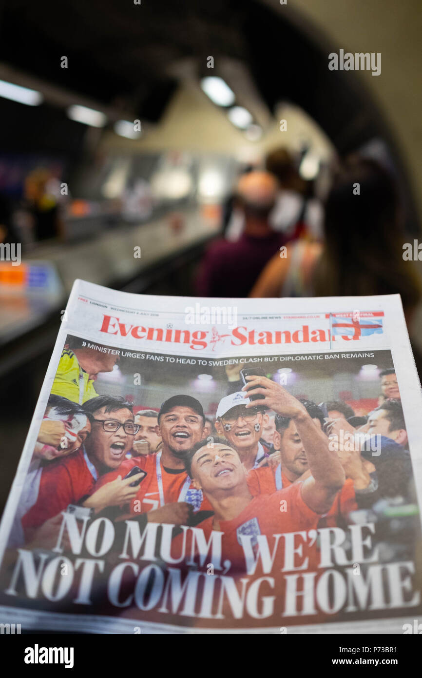 Londra, Inghilterra. 4 luglio 2018. I titoli dei giornali circa l'Inghilterra del team di successo in Coppa del Mondo sono dappertutto a Londra la metropolitana. ©Tim anello/Alamy Live News Foto Stock