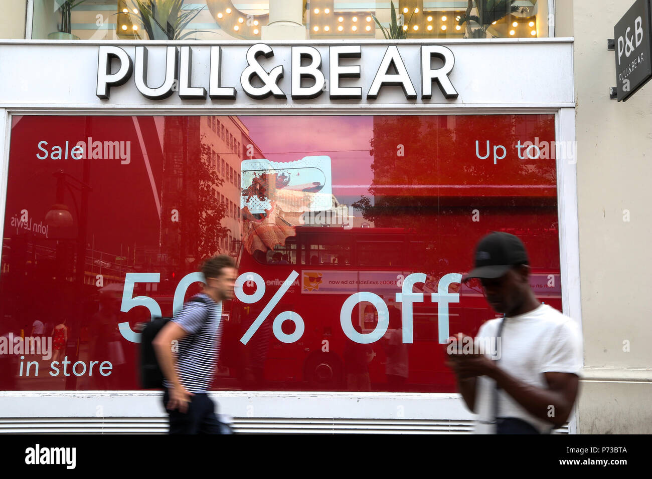 Oxford Street a Londra. Regno Unito 4 Luglio 2018 - vendite estate in Pull  & Bear Store su Oxford Street con fino al 50% di sconto. Gli amanti dello  shopping a piedi