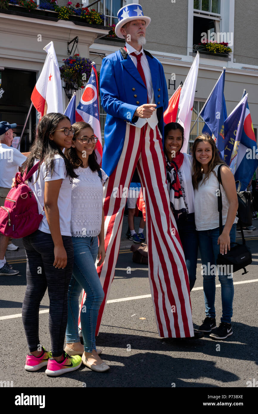 American ragazze e lo zio Sam personaggio durante il 4 di luglio indipendenza noi celebrazione della festa nazionale parade festival bash. Foto Stock