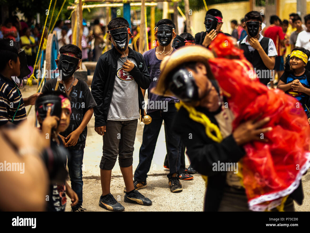 28 giugno 2018, Messico, San Pedro Huamelula: persone mascherate dance a margine delle celebrazioni in onore di San Pedro. Come parte delle celebrazioni, il sindaco simbolicamente sposato un piccolo rettile. Il matrimonio insolito dovrebbe dare ai pescatori un ricco di catture. Foto: Edgar Santiago Garcia/dpa Foto Stock