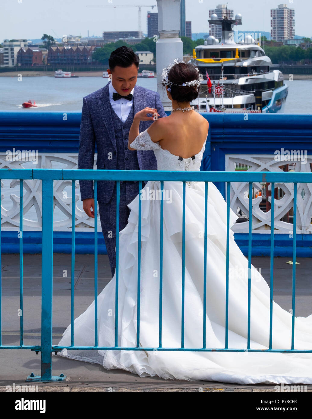 Londra, Inghilterra. 4 luglio 2018. Un paio hanno il loro matrimonio le foto scattate con il Tower Bridge di Londra tra tutti i turisti in un'altra giornata molto calda. La presente ondata di caldo è impostata per continuare. ©Tim anello/Alamy Live News Foto Stock