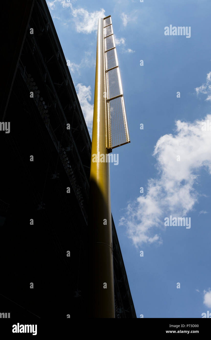 Milwaukee, WI, Stati Uniti d'America. 3 Luglio, 2018. Campo destro fallo pole prima della Major League Baseball gioco tra il Milwaukee Brewers e del Minnesota Twins a Miller Park di Milwaukee, WI. John Fisher/CSM/Alamy Live News Foto Stock