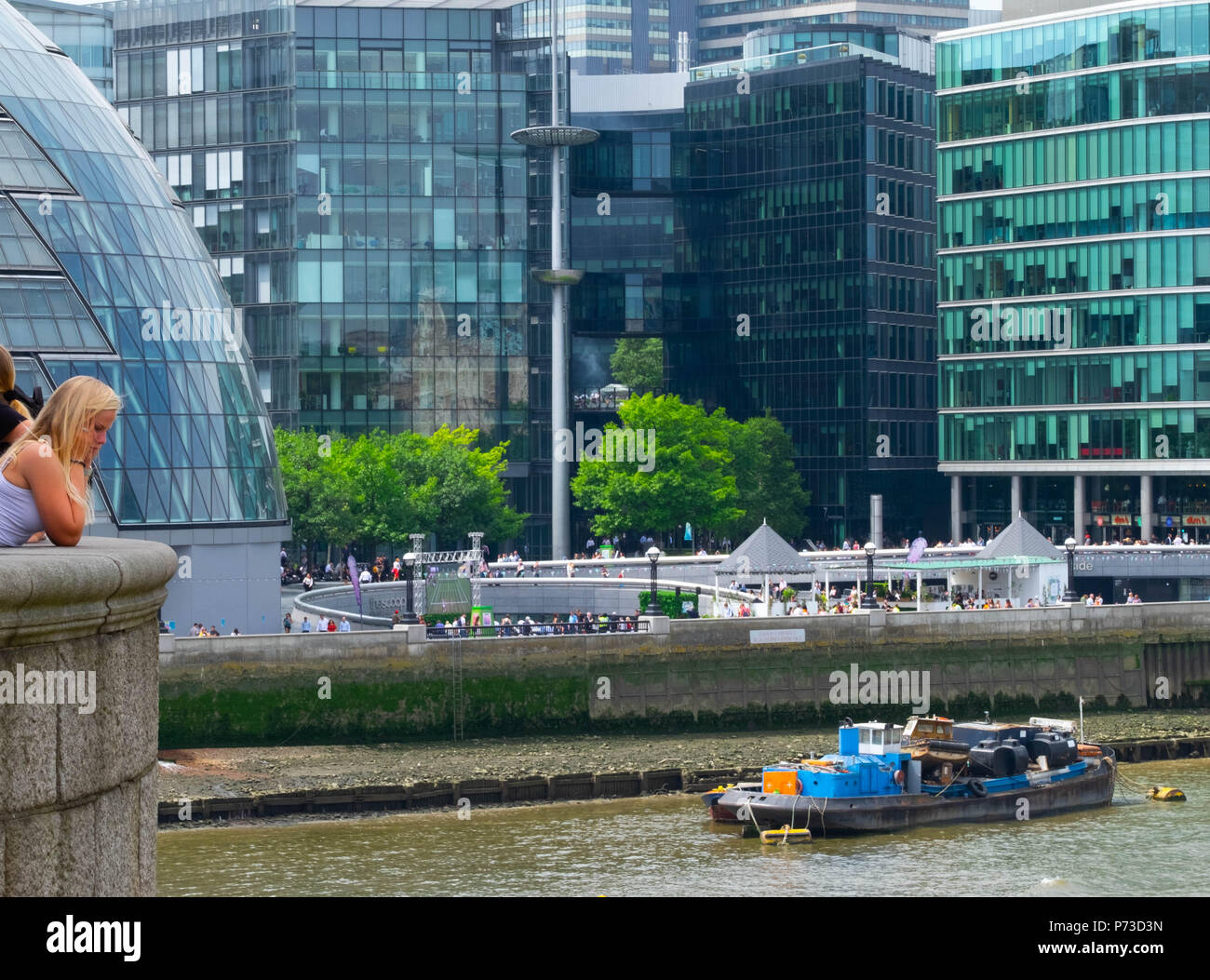Londra, Inghilterra. 4 luglio 2018. Il turista a godere il fiume vicino il Tower Bridge di Londra su un'altra giornata molto calda. La presente ondata di caldo è impostata per continuare. ©Tim anello/Alamy Live News Foto Stock