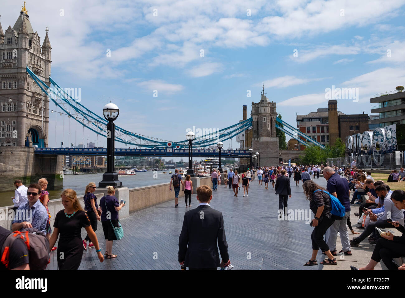 Londra, Inghilterra. 4 luglio 2018. I turisti e gli impiegati godetevi il pranzo tempo vicino il Tower Bridge di Londra su un'altra giornata molto calda. La presente ondata di caldo è impostata per continuare. ©Tim anello/Alamy Live News Foto Stock