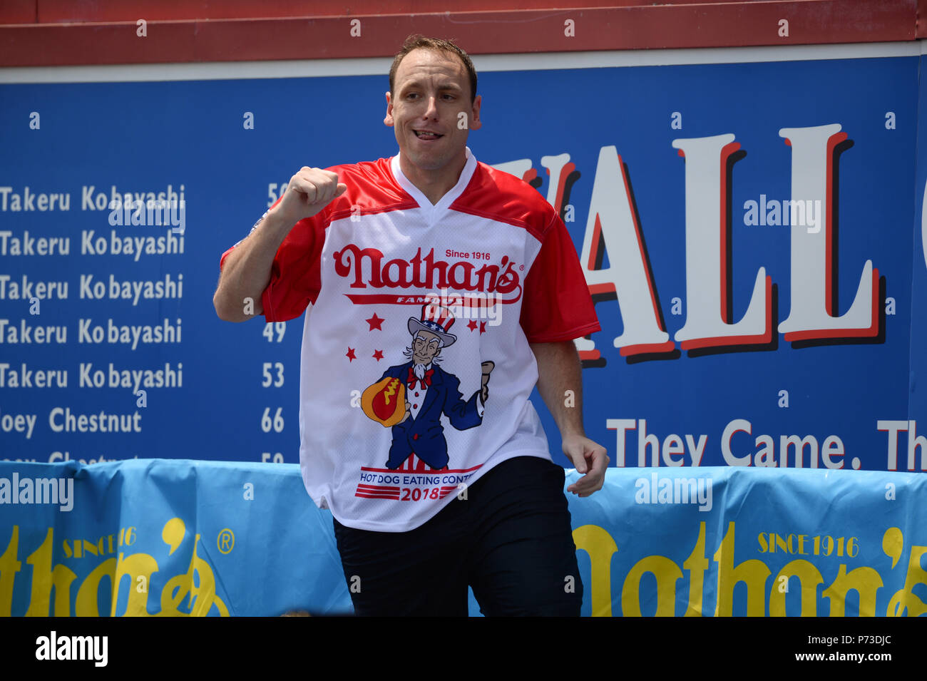 New York, US. 4 luglio 2018. Joey Chestnut compete all'annuale Nathan's Hot Dog Eating Contest su luglio 4, 2018 in Coney Island quartiere di Brooklyn borough di New York City. Credito: Erik Pendzich/Alamy Live News Foto Stock