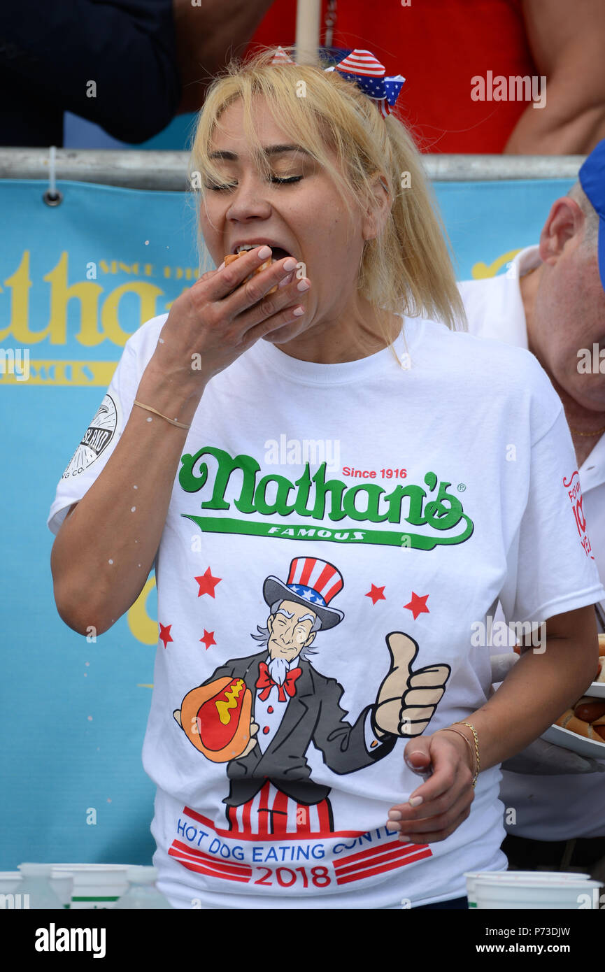 New York, US. 4 luglio 2018. Miki Sudo compete all'annuale Nathan's Hot Dog Eating Contest su luglio 4, 2018 in Coney Island quartiere di Brooklyn borough di New York City. Credito: Erik Pendzich/Alamy Live News Foto Stock