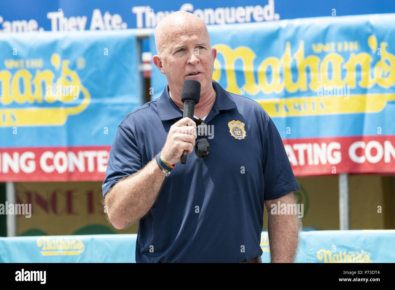 Brooklyn, NY, STATI UNITI D'AMERICA. 4 Luglio, 2018. JAMES O'NEILL (in blu navy Polo shirt)), il commissario di polizia della città di New York, al 2018 Nathan dalla famosa International Hot Dog Eating Contest a Coney Island a Brooklyn, New York il 4 luglio 2018. Credito: Michael Brochstein/ZUMA filo/Alamy Live News Foto Stock