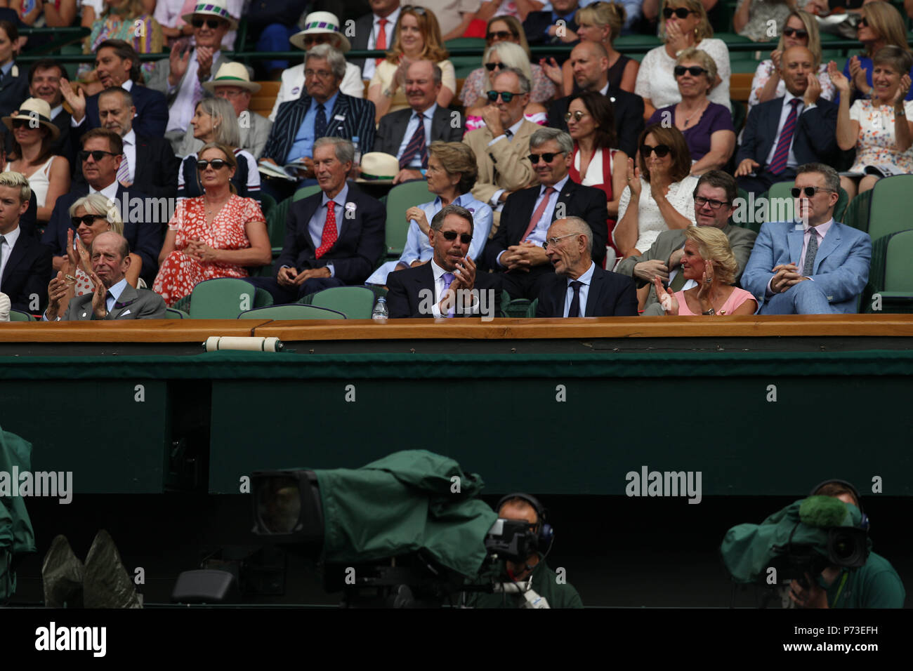 Londra, Inghilterra - Luglio 04: Carole e Michael Middleton frequentare la terza giornata del torneo di Wimbledon Tennis campionati a tutti England Lawn Tennis e Croquet Club il 4 luglio 2018 a Londra, Inghilterra Persone: Carole e Michael Middleton Foto Stock