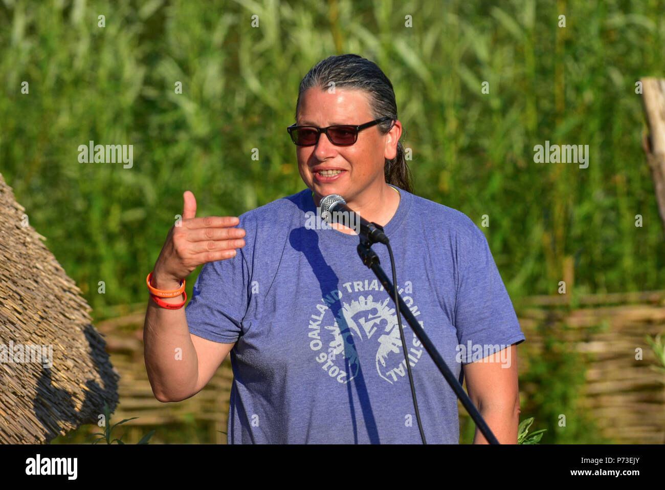 County Tyrone, Regno Unito. 4 Luglio, 2018. Chas Jewett, Cheyenne fiume tribù Sioux e Standing Rock indiano prenotazione Acqua protettore contro gli oleodotti che passa attraverso le loro terre native, condivide le storie della sua tribù lotta e condivide una celebrazione della cultura e della natura con alcune dell'Irlanda leader di gruppi di attivisti per la lotta contro la distruzione della terra. County Tyrone: UK:4 luglio 2018 Credit: Mark inverno/Alamy Live News Foto Stock