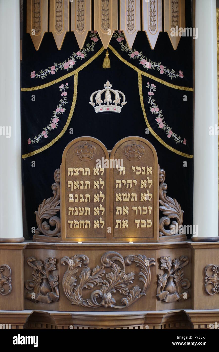 Dieci Comandamenti la placca dalla sinagoga con lettere ebraiche Foto Stock