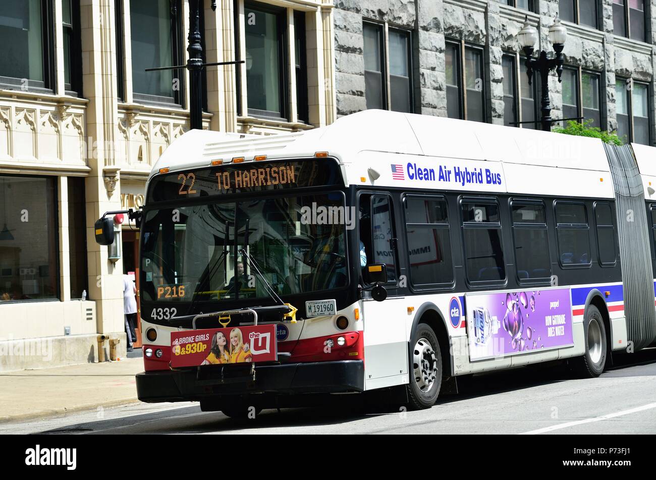 Chicago, Illinois, Stati Uniti d'America. A Chicago Transit Authority (CTA) bus articolato in loop sul Dearborn Street nel centro di Chicago. Foto Stock