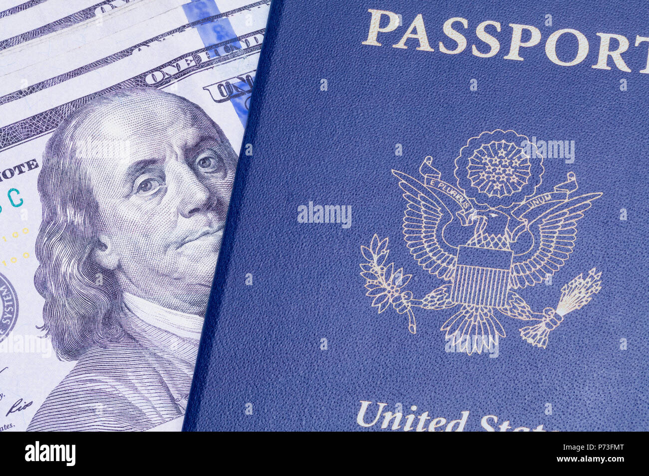 Stati Uniti d'America Passaporto con denaro contante isolato su uno sfondo bianco. Foto Stock