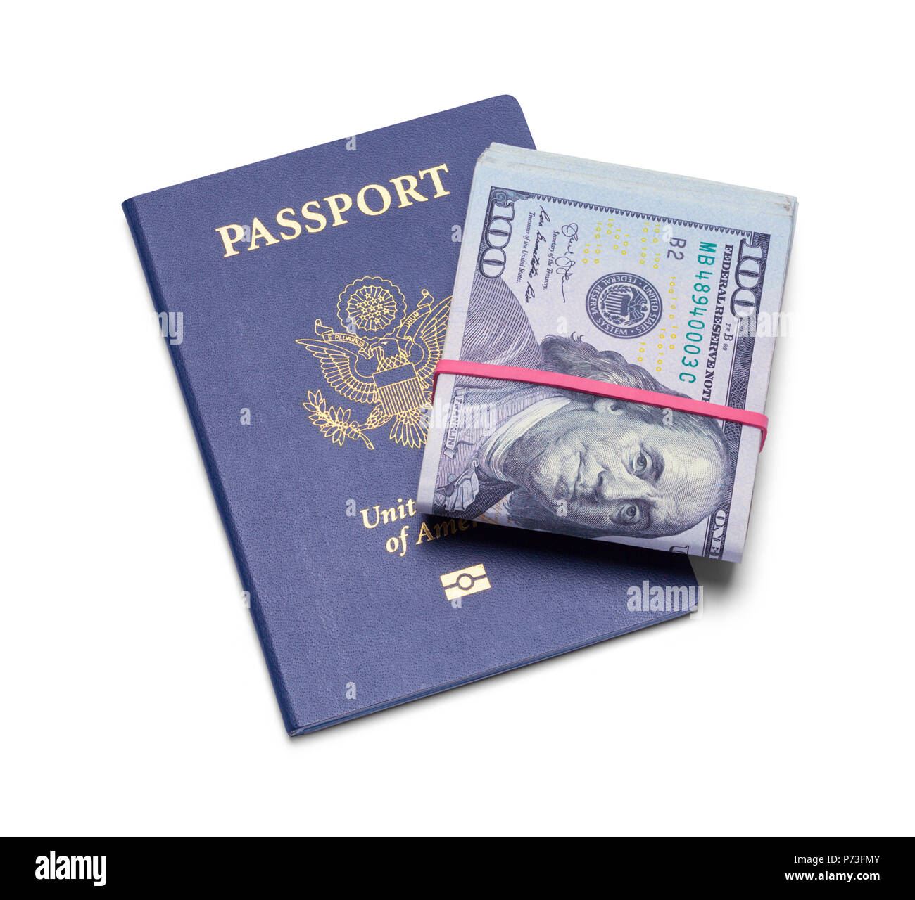 Stati Uniti d'America passaporto con una mazzetta di denaro isolato su uno sfondo bianco. Foto Stock
