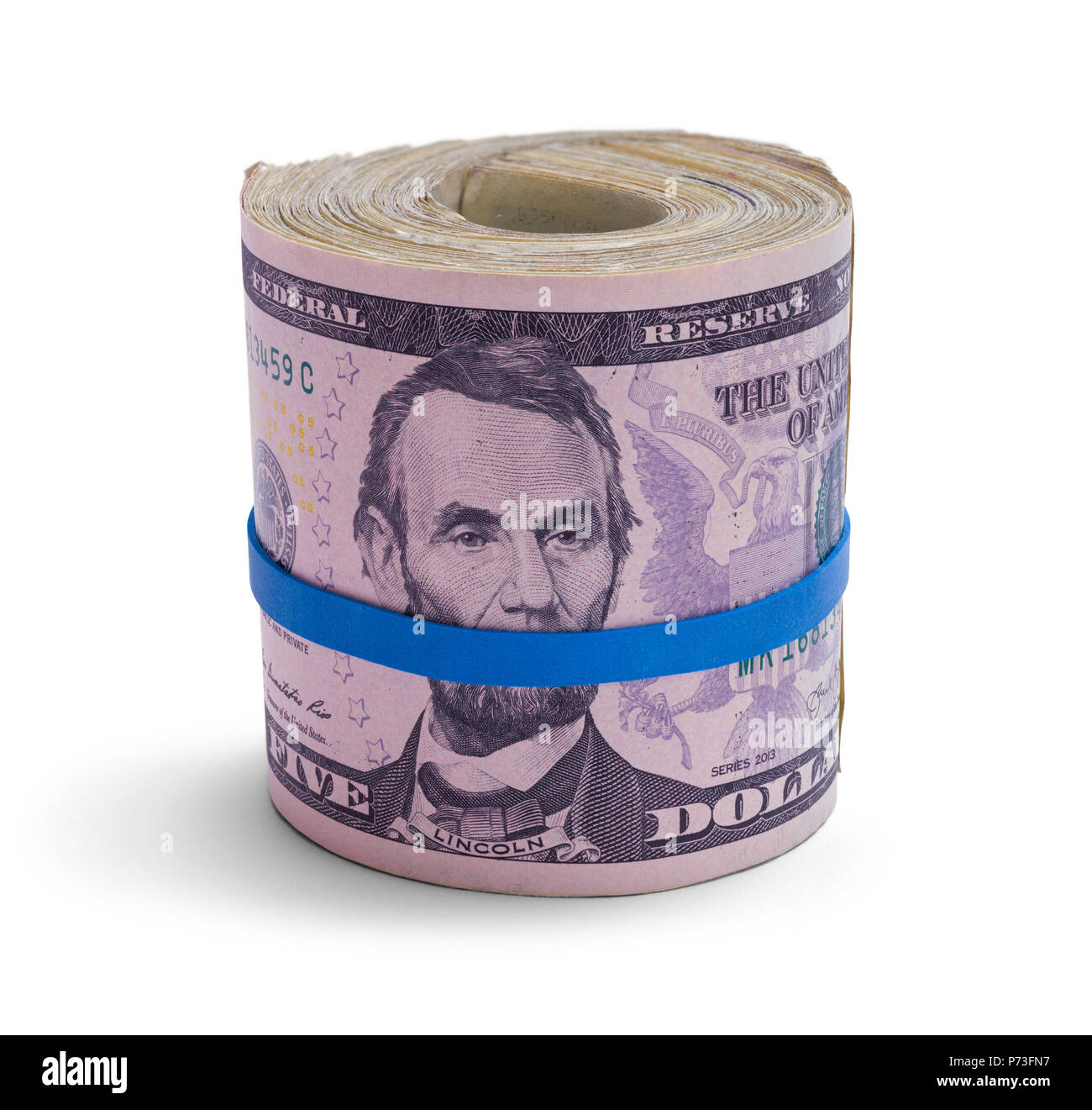 Cinque le fatture del dollaro in un rotolo con fascia di gomma isolato su bianco. Foto Stock