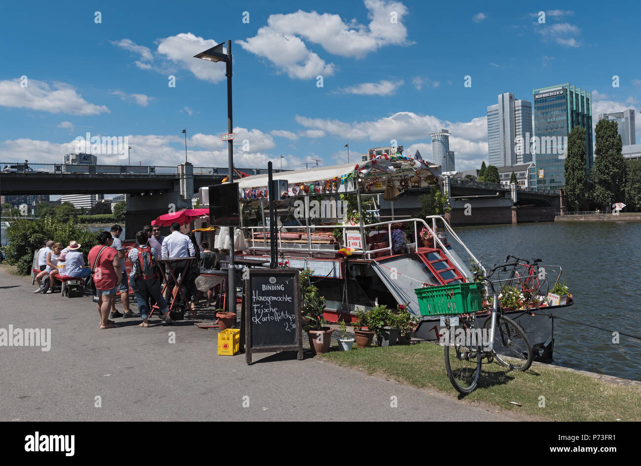I clienti di fronte al cibo galleggiante in stallo sul fiume principale, Francoforte, Germania Foto Stock