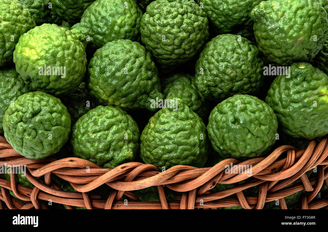Di combava, Citrus hystrix nel cesto in vimini per la medicina di erbe Foto Stock