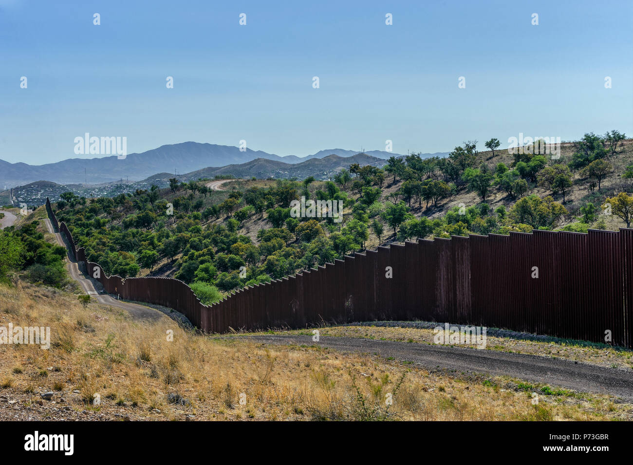 Stati Uniti recinzione di confine, barriera pedonale, appena ad ovest di Nogales Arizona, visto dal lato di noi, guardando verso sud-est di Nogales, 12 aprile 2018 Foto Stock