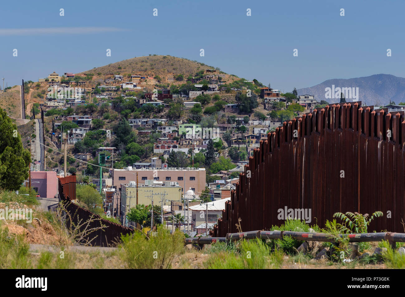 Stati Uniti recinzione di confine, barriera pedonale, guardando ad est da noi lato, che mostra di Nogales Sonora del Messico sulla collina. Aprile 12, 2018 Foto Stock