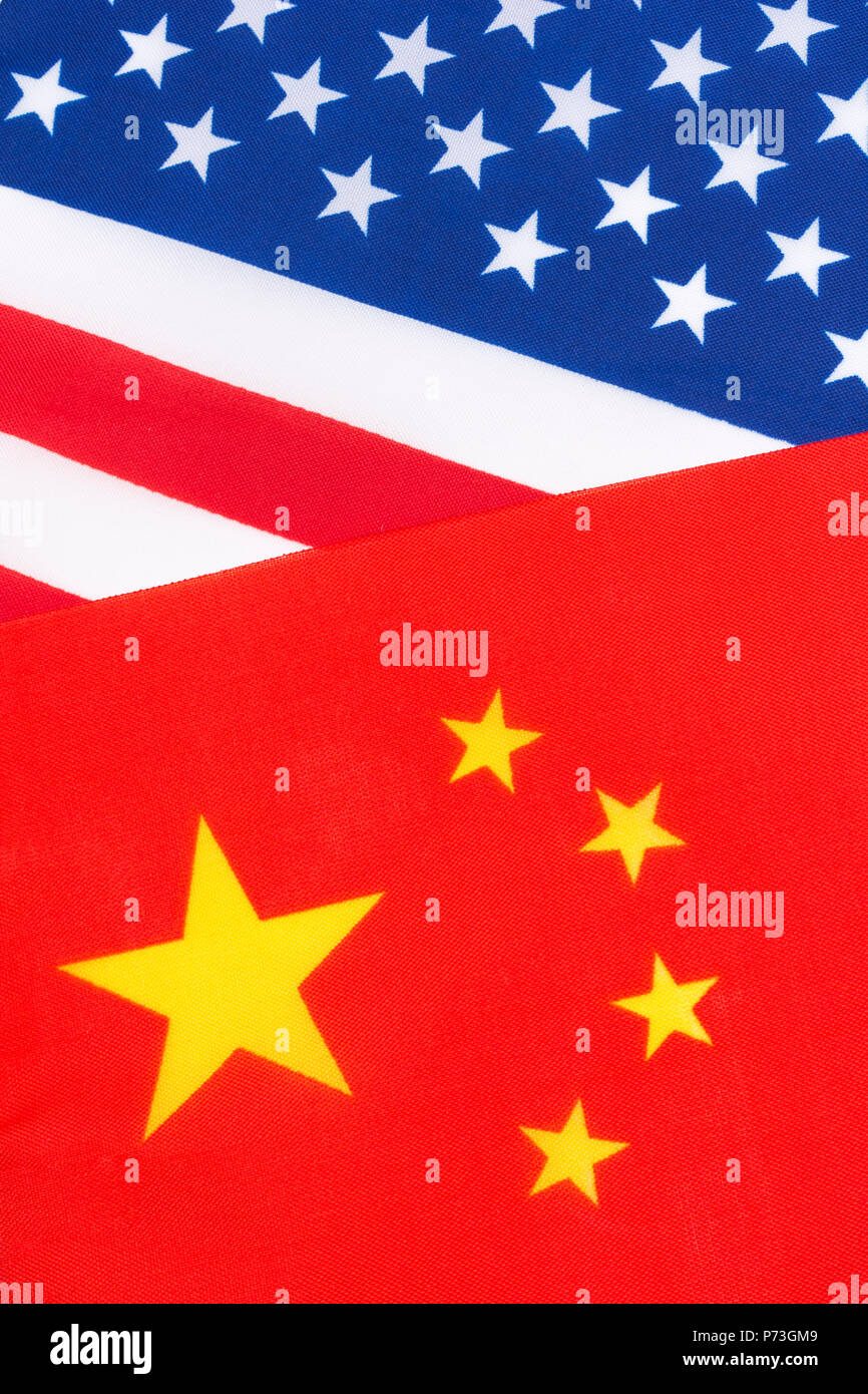 Bandiera cinese e noi bandiera / Stars & Stripes - metafora USA-Cina guerra commerciale, tariffe cinesi su di noi le importazioni di soia, Trump tariffe in acciaio, Cina crisi del debito Foto Stock