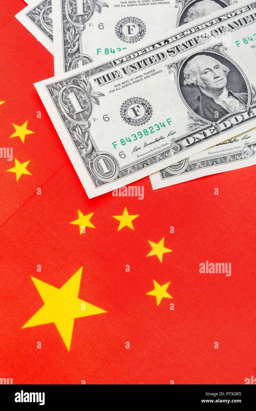 Bandiera cinese + US 1 dollaro banconote. Metafora USA-Cina guerra commerciale & tariffe cinesi su di noi le importazioni di soia, Trump tariffe in acciaio, guerra commerciale in Cina. Foto Stock