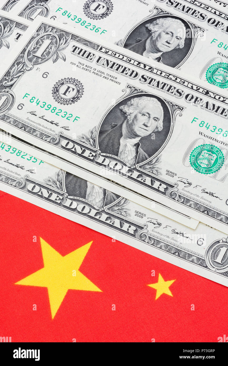 Bandiera cinese + US 1 dollaro banconote. Metafora USA-Cina guerra commerciale & tariffe cinesi su di noi le importazioni di soia, Trump tariffe in acciaio, guerra commerciale in Cina. Foto Stock