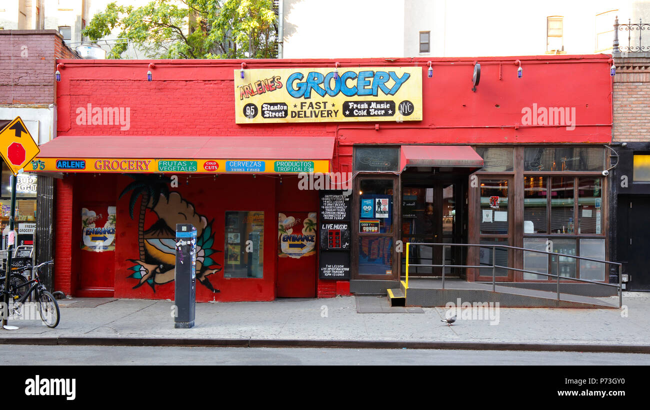 Arlene il negozio di generi alimentari, 95 Stanton St, New York, NY. esterno alla vetrina di un luogo in cui ascoltare musica nel quartiere di Lower East Side di Manhattan. Foto Stock