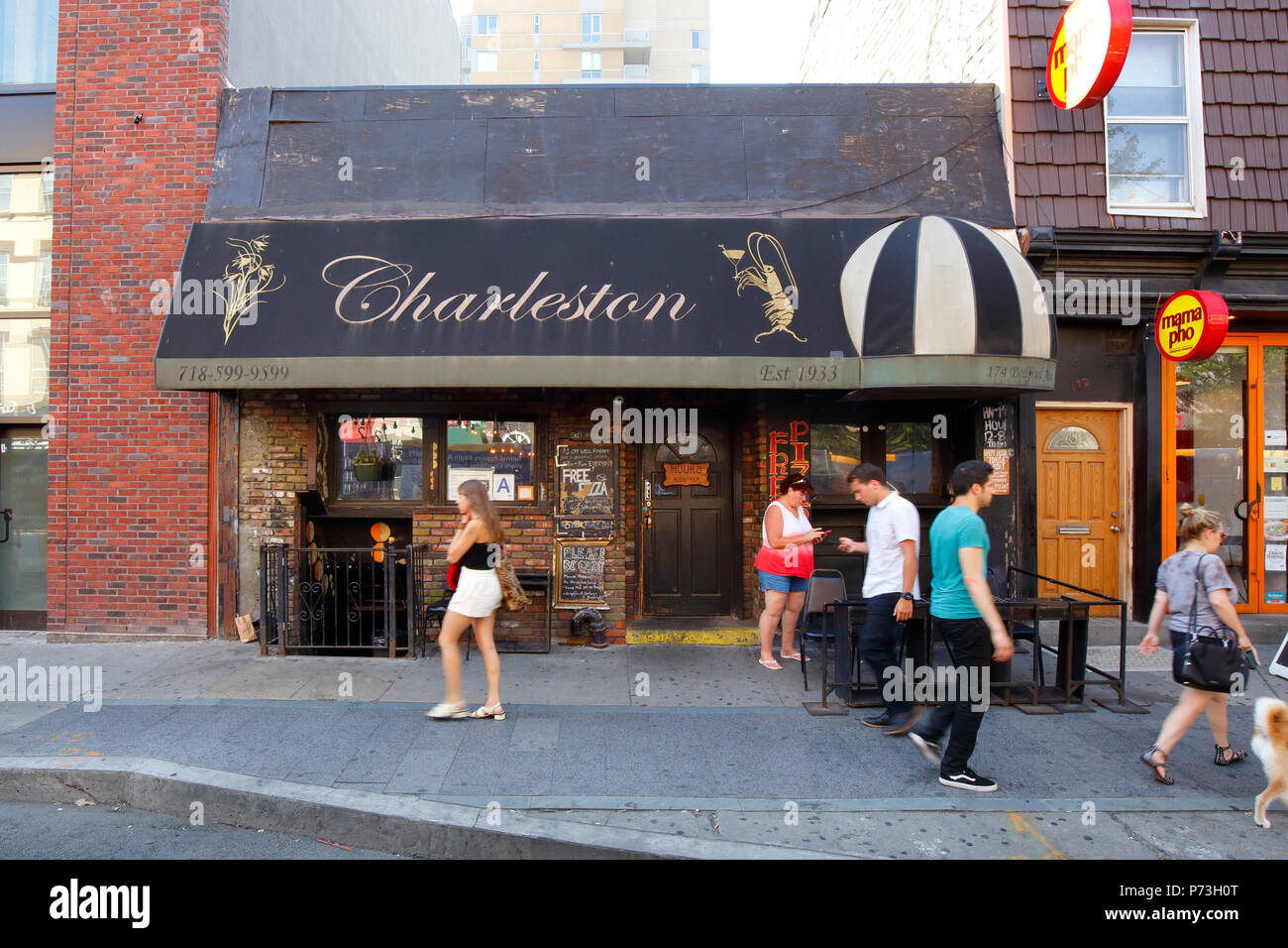 The Charleston, 174 Bedford Ave, Brooklyn, New York. **** NOTA: Alamy cerca 2A2G5DD per un nuovo storefront **** Foto Stock