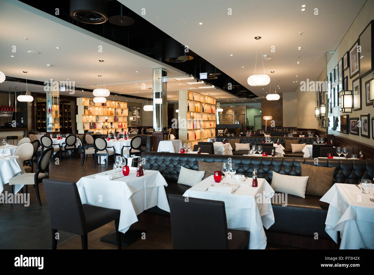 Rosso, Bianco e Marrone di ristorante Decorazione interna Foto Stock