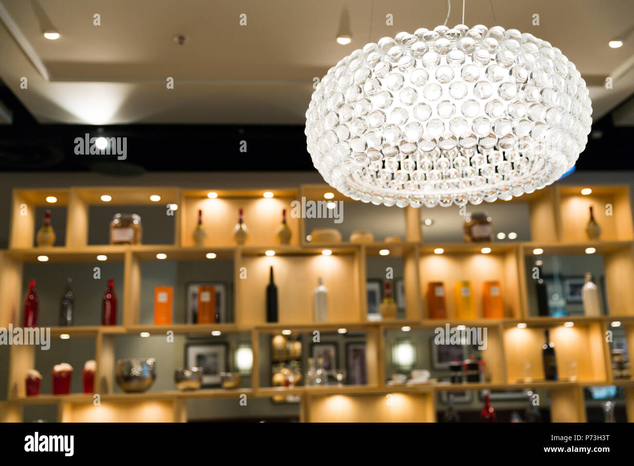 Illuminata rotonda illuminazione a soffitto con legno di partizione in sfondo sfocato Foto Stock