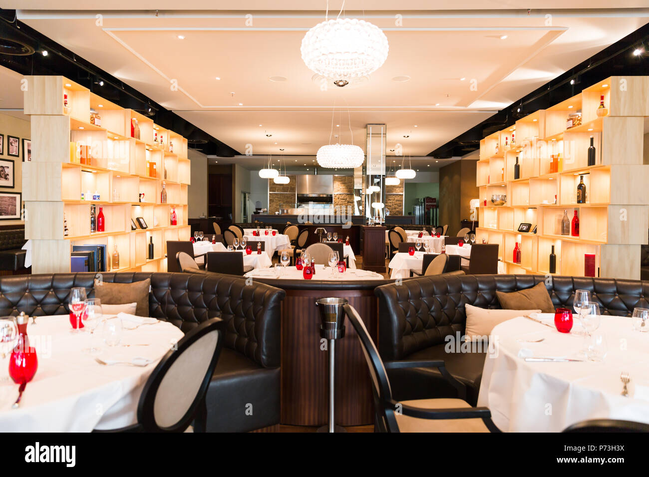 Illuminata luminosamente bianco, marrone e rosso Ristorante interno Foto Stock