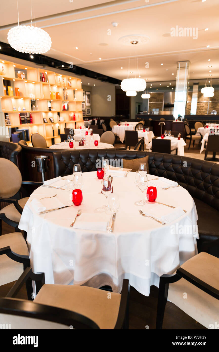 Ristorante Round Table con rosso, bianco e marrone di decorazione Foto Stock