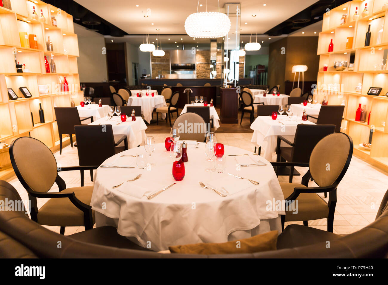 Ristorante Round Table con rosso, bianco e marrone di decorazione Foto Stock