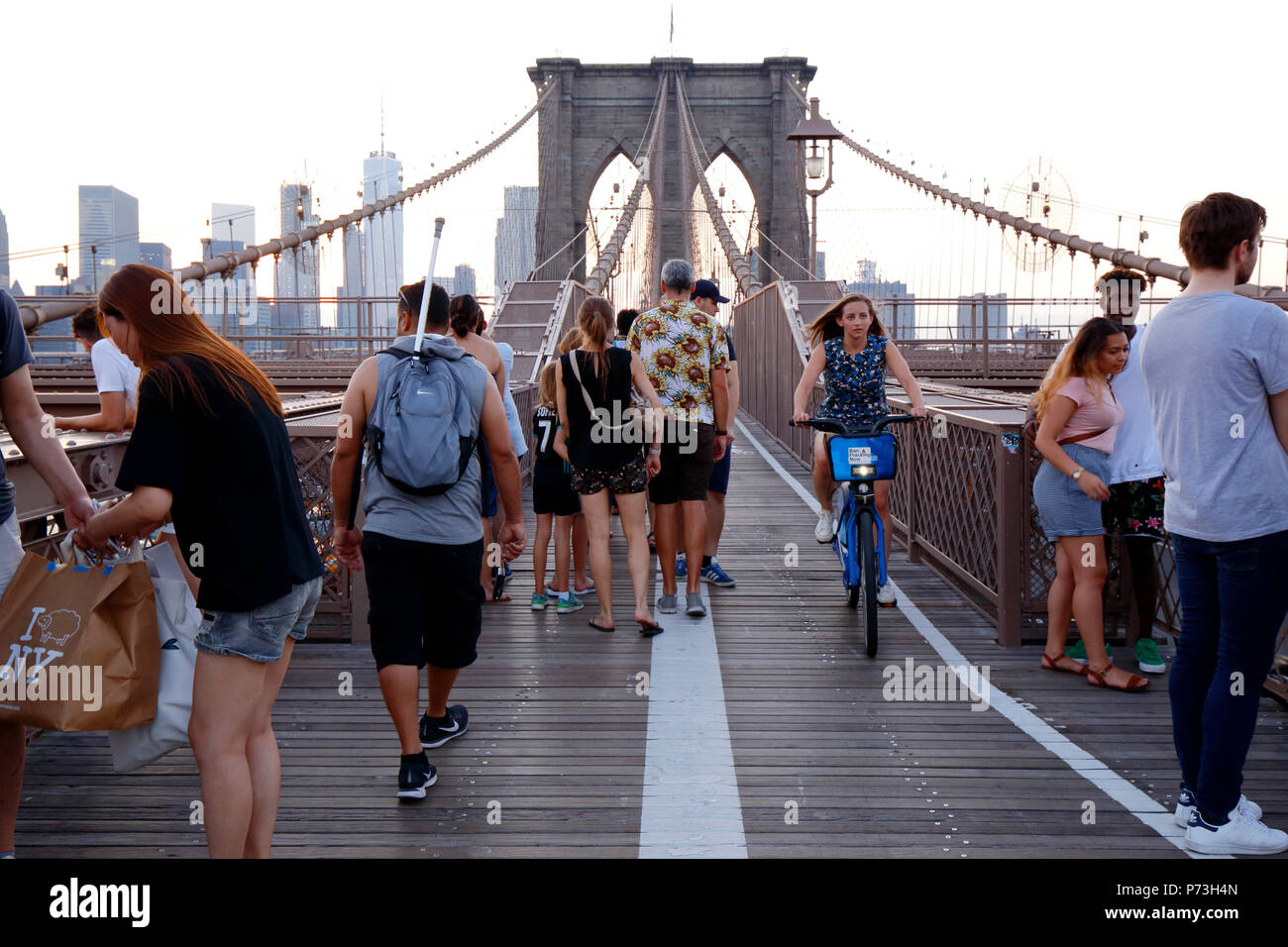 I pedoni e i ciclisti sul ponte di Brooklyn percorso a piedi Foto Stock